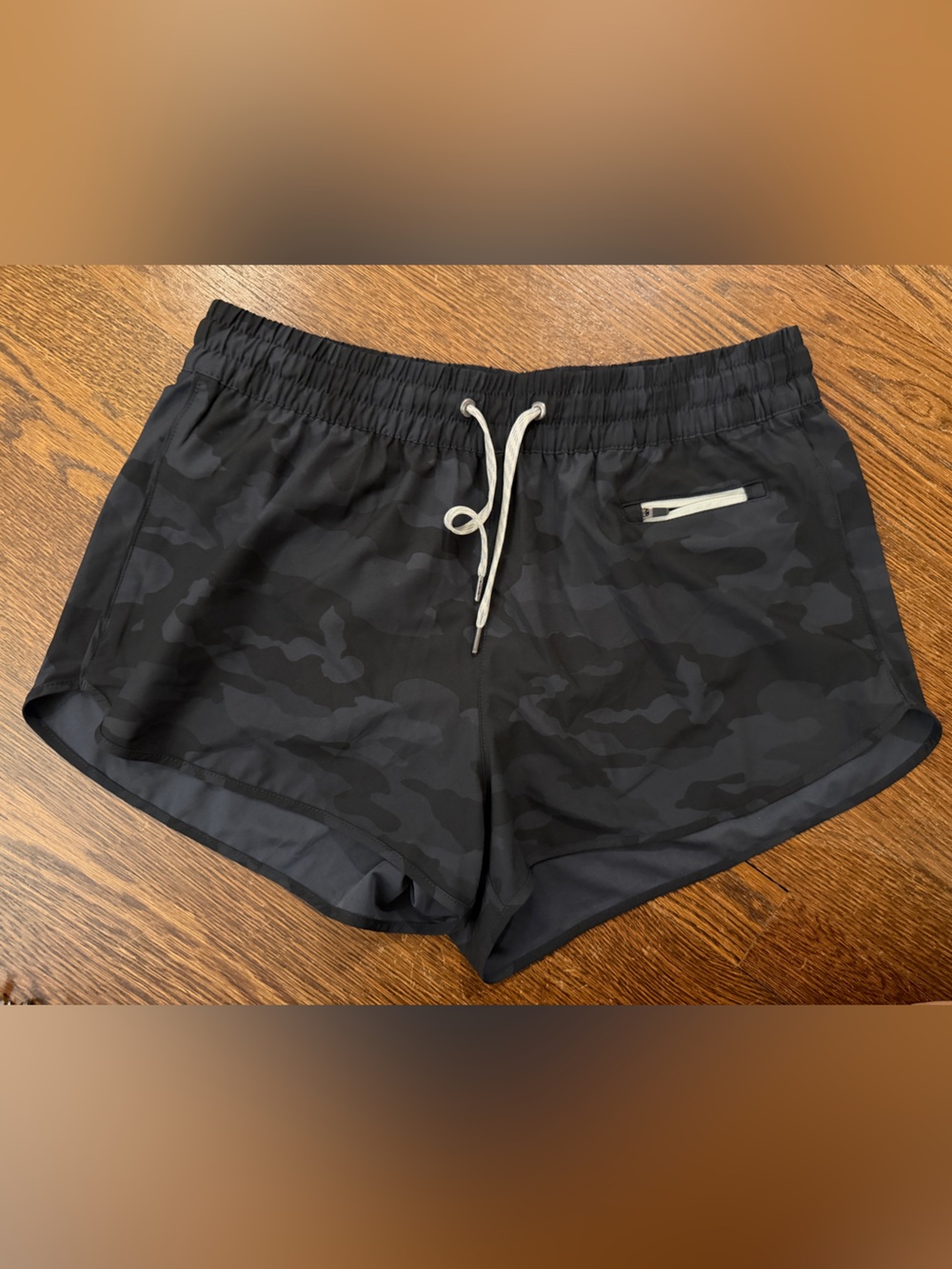 Vuori Women’s Clementine Camo Shorts size Large
